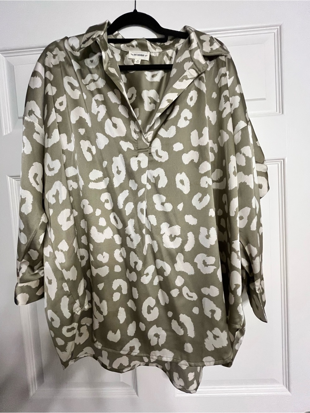 eesome Olive & White Leopard-Print Collared Tunic Blouse